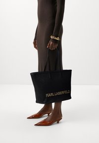KARL LAGERFELD ESSENTIAL TOTE - Velika torba - black