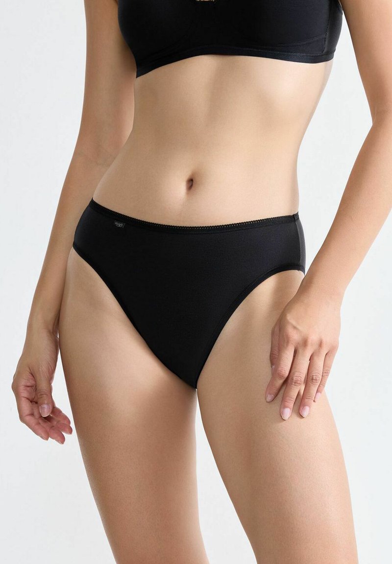 Schwarze Baumwoll-Bikini-Briefs mit glattem Material, niedriger Schnittform und einem schmalen Bündchen mit einem dezenten Logodesign.