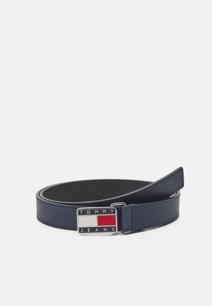 Marineblauwe leren riem met rechthoekige metalen gesp met het Tommy Jeans-logo en kleurvlakken in rood, wit en marineblauw.