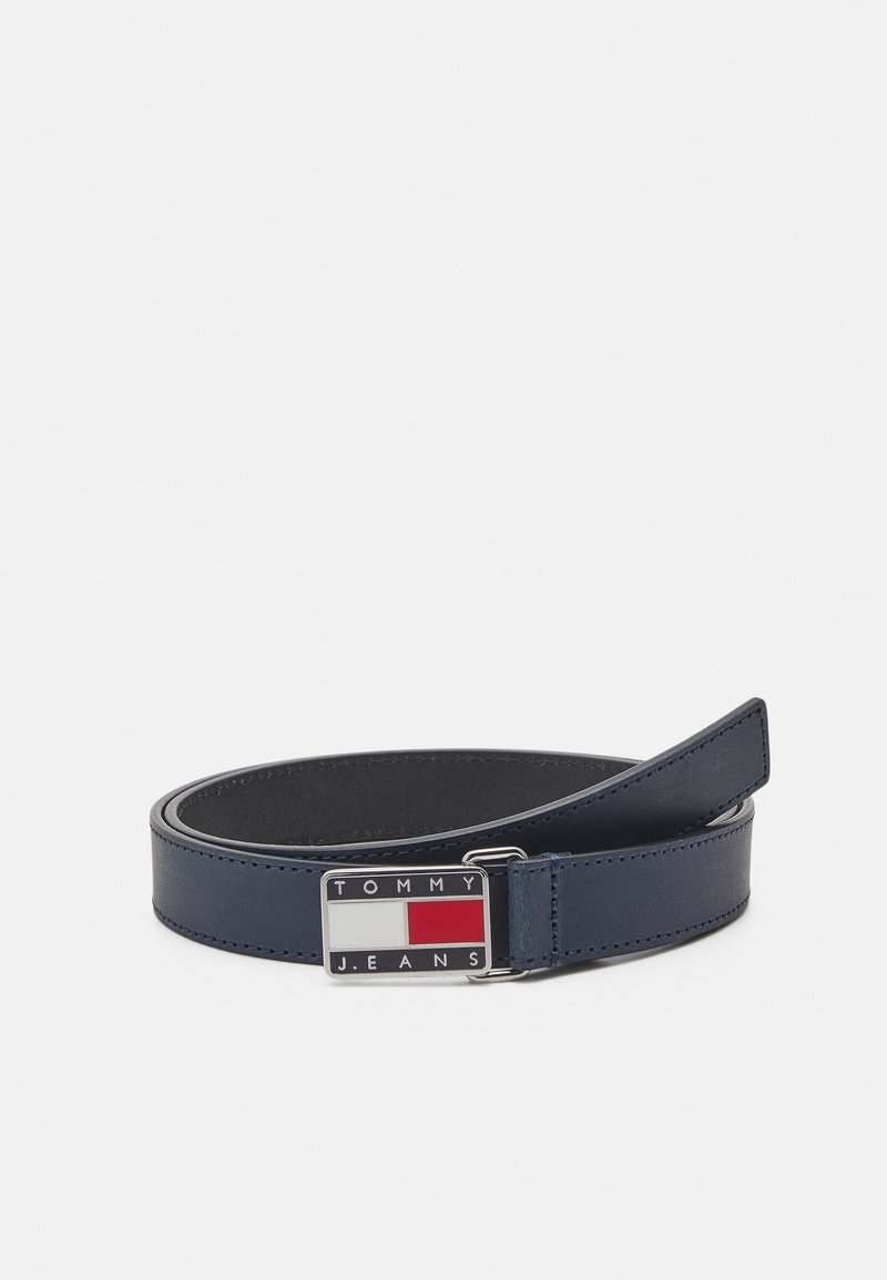 Ceinture en cuir bleu marine avec boucle métallique rectangulaire ornée du logo Tommy Jeans et des blocs de couleur rouge, blanc et bleu marine.