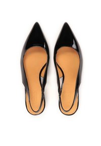 Melnas patentētas ādas slingback kurpes ar punktētu pirkstu, atvērtām malām un brūnu iekšpusi. Uz augšējās daļas ir smalka šuve.