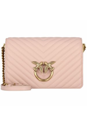 Borsa a tracolla in pelle trapuntata rosa con hardware dorato, dotata di una chiusura circolare con decorazioni a forma di uccello e una tracolla a catena removibile.