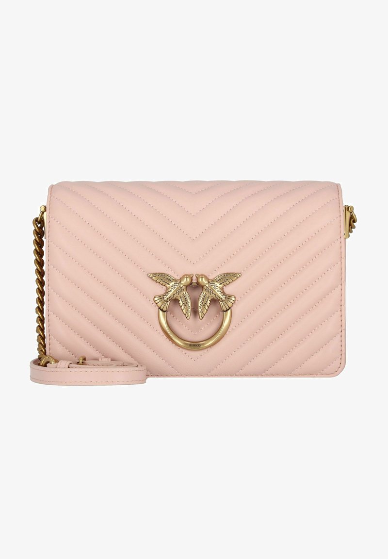 Borsa a tracolla in pelle trapuntata rosa con hardware dorato, dotata di una chiusura circolare con decorazioni a forma di uccello e una tracolla a catena removibile.