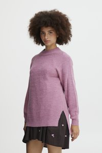 Różowy sweter dzianinowy z ryflowaną fakturą, okrągłym dekoltem i długimi rękawami. Posiada boczne rozcięcia dla dodatkowego komfortu i stylu.