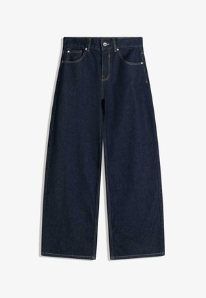 Weit geschnittene dunkelblaue Jeans mit Knopfleiste vorne, fünf Taschen und Kontrastnähten, flach auf weißem Hintergrund ausgelegt.