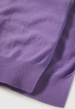 Maglione lavorato a maglia viola con una texture liscia, dotato di polsini e orlo a costine, piegato per mostrare i dettagli del design e del materiale.
