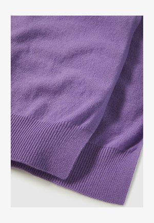 Maglione lavorato a maglia viola con una texture liscia, dotato di polsini e orlo a costine, piegato per mostrare i dettagli del design e del materiale.
