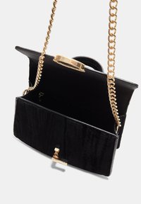 Borsa in velluto nero con tracolla in catena dorata, chiusura a morsetto e interno testurizzato, caratterizzata da un ampio scomparto principale.