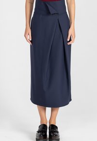 Granatowa spódnica do kolan z kopertowym fasonem, z boczną plisą, guzikiem na pasku i gładką, teksturowaną tkaniną.