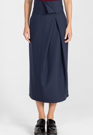 Granatowa spódnica do kolan z kopertowym fasonem, z boczną plisą, guzikiem na pasku i gładką, teksturowaną tkaniną.