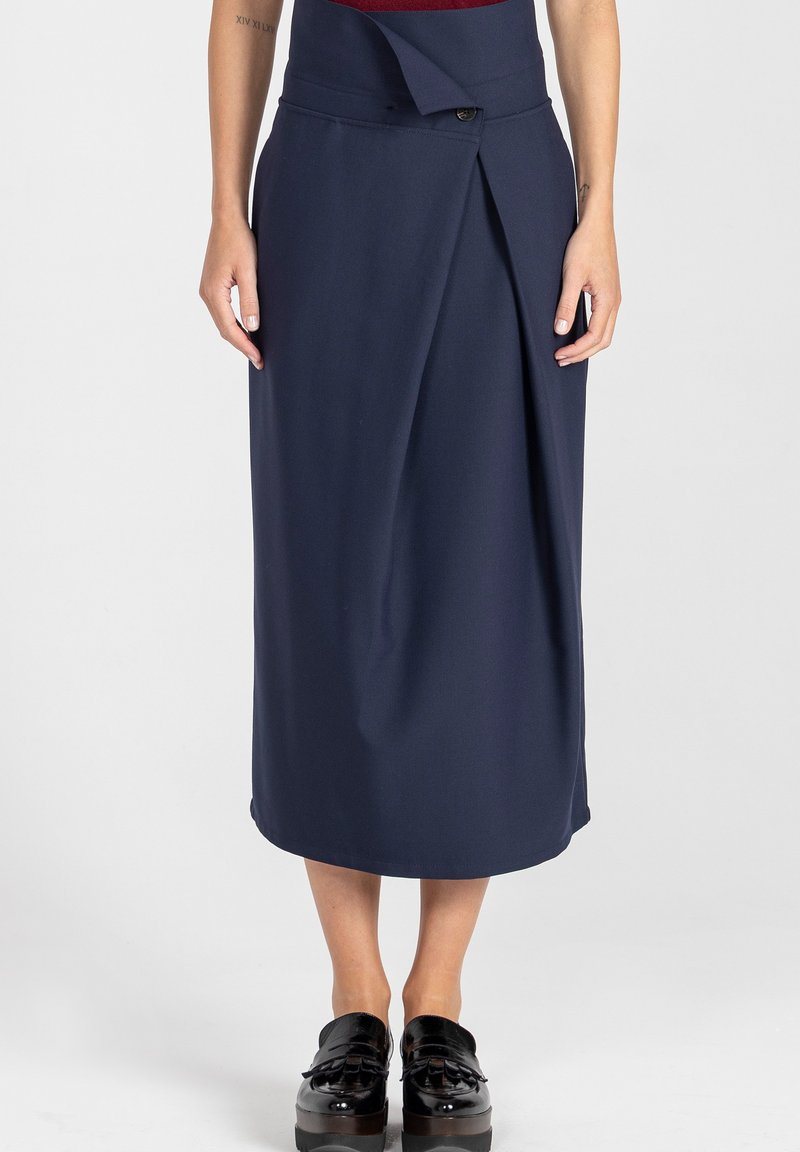 Granatowa spódnica do kolan z kopertowym fasonem, z boczną plisą, guzikiem na pasku i gładką, teksturowaną tkaniną.