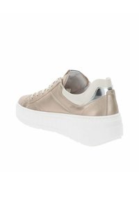 Sneaker con tomaia in satin beige, suola in gomma bianca e accento in argento sul tallone, caratterizzate da punta rotonda e dettaglio di allacciatura.