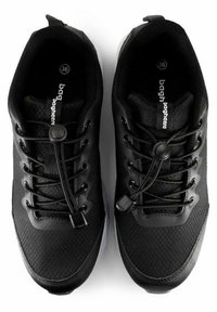 Svarta sportskor med en texturerad meshövre, elastiska snören och ett säkert passformssystem. Storlek 36 markerad inuti. Vit sula.