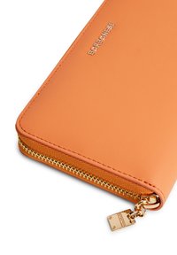 Portafoglio in pelle arancione con una texture liscia, hardware della cerniera dorato e un logo del marchio impresso frontalmente. La zip è dotata di un'etichetta decorativa.