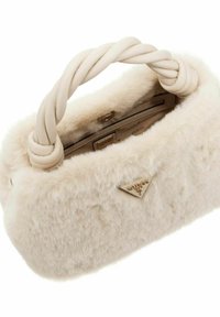 Faux fur handtas in lichtroom met een gevlochten leren handvat en een driehoekig metalen logo accent. Zachte textuur en ronde vorm.