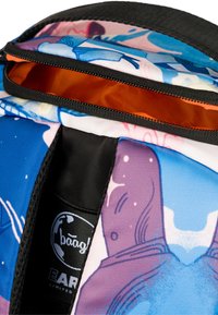 Mnohobarevný batoh s abstraktním designem, obsahující černý zip, oranžovou podšívku a značkovou visačku na boku.