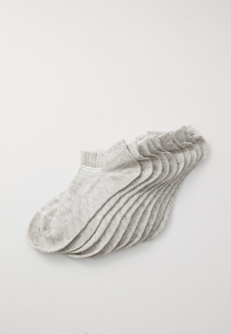 Hallide hall socks, mis on korrektselt virnastatud, esitavad soonilise varre ja siledat tekstuuri. Ülemisel äärel on peen valge triip.