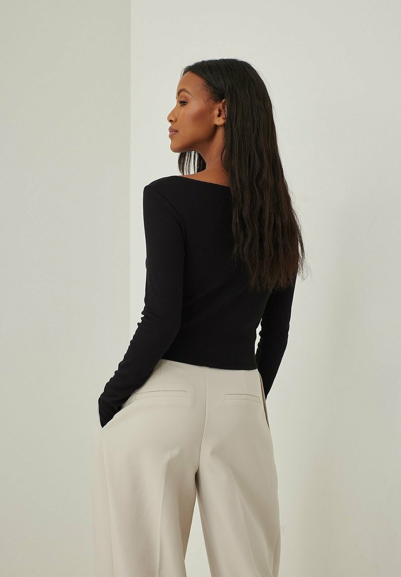 Damen Strickjacken | NA-KD MIT RÜSCHEN Strickpullover black/schwarz - NL88585 Damen Strickjacken | NA-KD MIT RÜSCHEN Strickpullover black/schwarz - NL88585