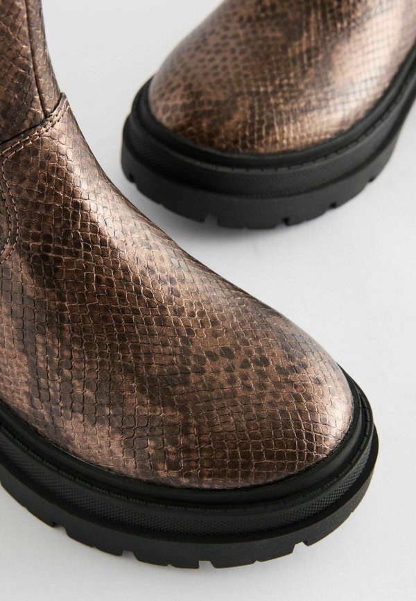 REGULAR FIT – CHUNKY CHELSEA – Cowboy-/Bikerboot – bronze snake print