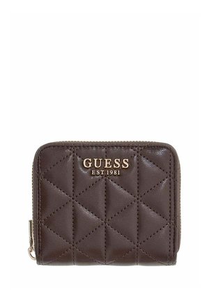Portefeuille Guess en cuir matelassé marron avec logo doré et fermeture éclair sur fond blanc.