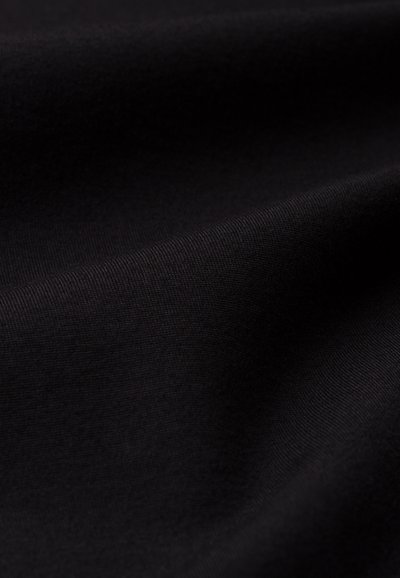 Tissu noir avec une texture lisse et un subtil éclat, présentant un motif finement tricoté et un matériau léger.