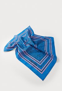 Blauwe sjaal met een patroon van bloemontwerpen, omrand met roze strepen en zwarte accenten. Lichtgewicht stof met een gestructureerd uiterlijk.