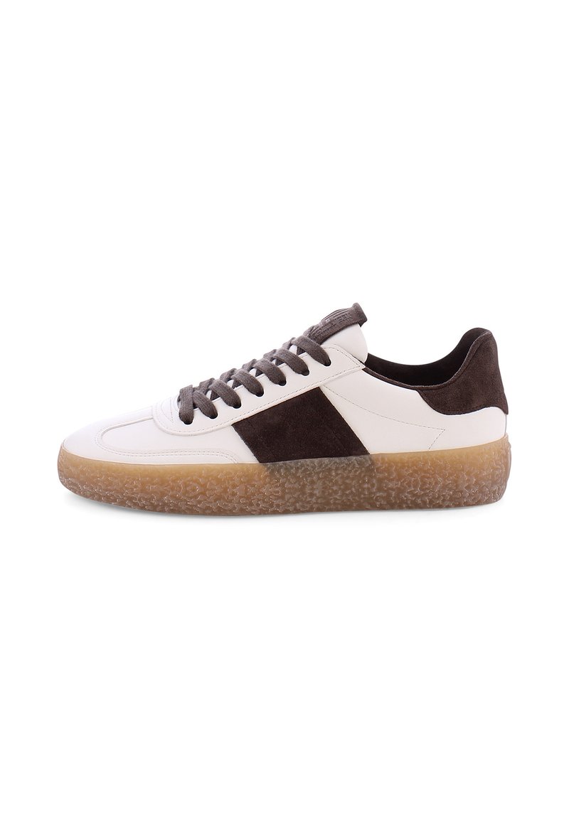 Baskets en cuir blanc avec des accents en daim marron, dotées d'une semelle en caoutchouc texturé et de lacets plats, mettant en avant un design sportif.