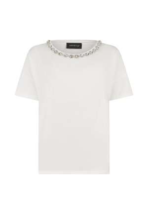 Haut blanc à manches courtes avec un col rond orné de grandes pierres décoratives transparentes le long du col.