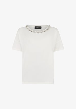 Haut blanc à manches courtes avec un col rond orné de grandes pierres décoratives transparentes le long du col.