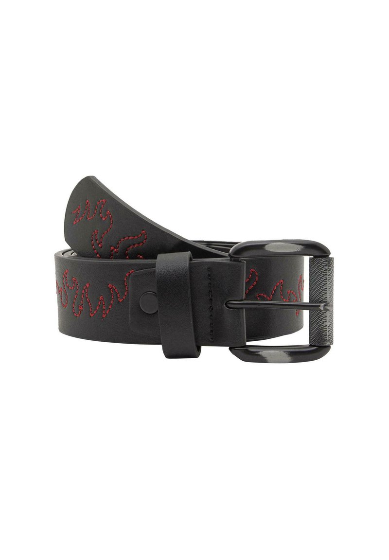 Schwarzer Ledergürtel mit roter Flammenstickerei entlang der Länge, ausgestattet mit einer mattschwarzen Metallschnalle und strukturierten Seitenakzenten.