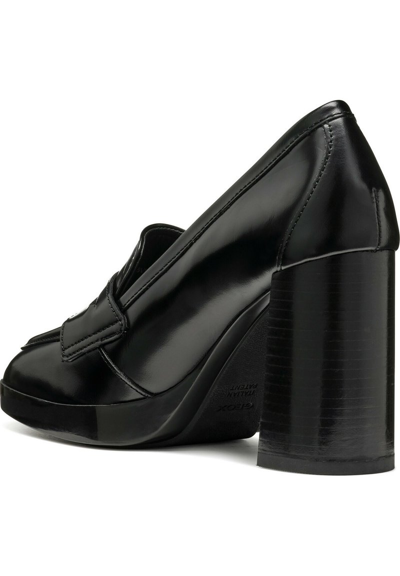 Scarpa con tacco alto in vernice nera, con punta arrotondata, design plissettato sulla parte anteriore e tacco cilindrico spesso. Texture liscia.