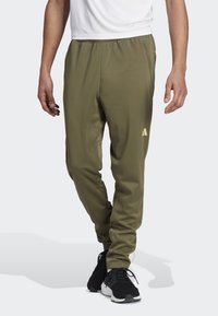 adidas Performance - TRAIN ESSENTIALS SEASONAL - Pantalones deportivos - olive strata/pulse lime Imagen en miniatura 1