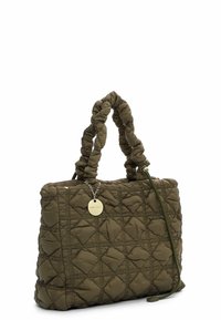 Sac fourre-tout en olive matelassé avec une texture en relief, poignées doubles torsadées et un charme en argent. Forme rectangulaire avec un motif en losanges.