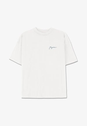 Tricou alb din bumbac, cu mâneci scurte, guler rotund și un mic logo albastru cu litere pe partea stângă a pieptului. Textură netedă.