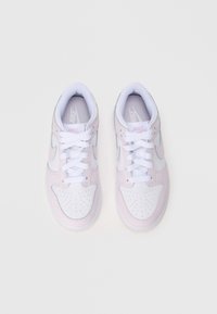 Nike tenisice s gornjim dijelom od bijele kože, svijetloružičastim detaljima, perforiranim prednjim dijelom i bijelim vezicama. Lagana podstava i zaobljeni oblik nožnog prsta.