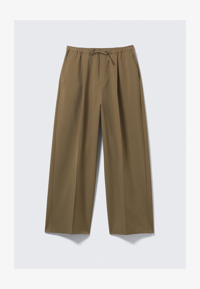 Πλατιές παντελόνες σε ελαιόλαδο πράσινο, κατασκευασμένες από μαλακό ύφασμα με ελαστική μέση και ρυθμιζόμενο κορδόνι. Διαθέτουν δύο πλαινές τσέπες.