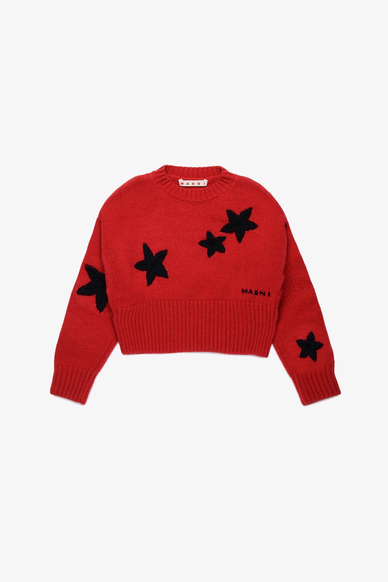 Κόκκινο πλεκτό πουλόβερ με ριμπ τελείωμα και μανσέτες, διακοσμημένο με μαύρες εφαρμογές αστεριών μπροστά, με την ένδειξη "MARNI" σε μαύρη ραφή.