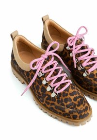 Chaussures basses avec imprimé léopard marron, lacets roses, col beige, œillets argentés et semelles épaisses en caoutchouc beige avec une profonde rainure.