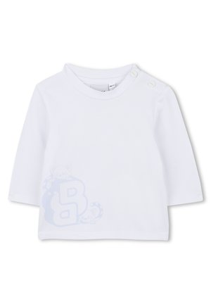 Witte langemouwen T-shirt van zachte katoen, met een lichtblauw cartoonontwerp van een wasbeer met de letter "B" onderaan. Twee drukknoopjes op de schouder.