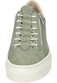 Baskets en daim vert avec une semelle plate, dotées d'œillets en métal, de lacets texturés, d'une fermeture éclair sur le côté et d'un patch logo sur la languette.