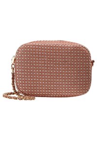Borsa a tracolla rettangolare realizzata in tessuto rosa testurizzato con motivo a rombi e tracolla in metallo dorato.