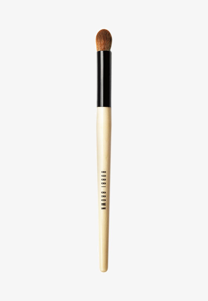 Makeupbørste med en avsmalnende, rund børstehodet, naturlige børstehår, tregrep og svart ferrule, med "BOBBI BROWN" trykket på grepet.