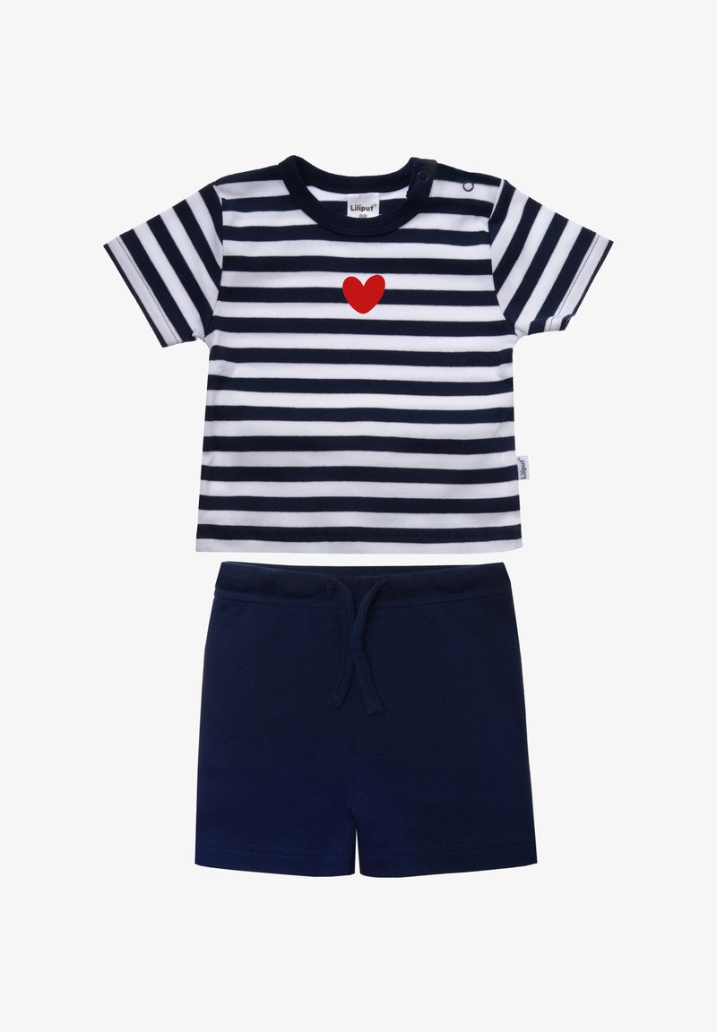 Gestreiftes navyblaues und weißes kurzärmeliges Hemd mit einem roten Herzdesign auf der Brust, kombiniert mit navyblauen Shorts mit einem elastischen Bund.