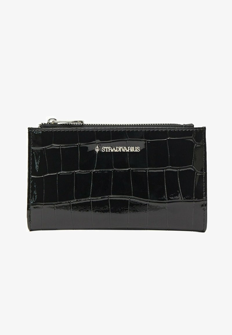 Crni novčanik od lakirane kože s teksturom krokodila, sadrži srebrni "Stradivarius" logo i zatvaranje na patent.