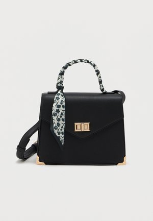 Geantă de piele neagră cu o formă structurată, accesorii aurii și o eșarfă cu un model legată de mânere. Are un sistem de închidere cu clapetă și accente laterale.