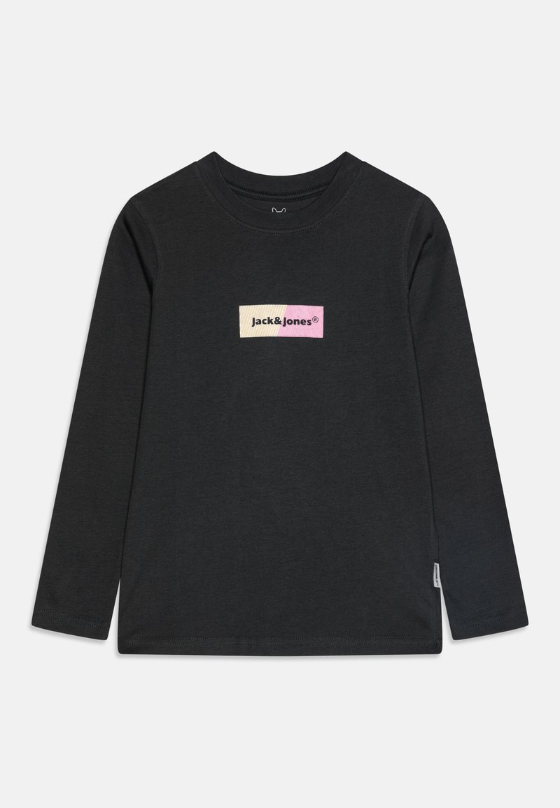 Langermet svart t-skjorte i bomull, med et rektangulært logomerke i beige og rosa med "jack&jones"-tekst sentrert på brystet.