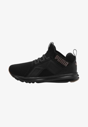 Zapatilla deportiva negra Puma con parte superior de malla, cordones elásticos, pestañas de tirada en la lengüeta y el talón, y suela acolchada gruesa.