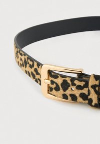 Cintura con stampa leopardata e fibbia in metallo color oro, caratterizzata da una superficie testurizzata, bordi neri e più fori per la regolazione della misura.