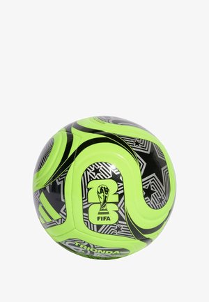 Pallone da calcio marchiato FIFA con colori vivaci verde e nero, superficie testurizzata, audaci motivi geometrici e un logo distintivo.