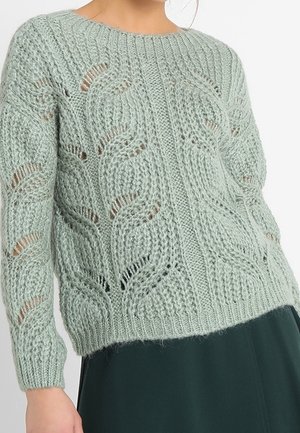 Pull en tricot vert clair avec un motif de feuilles ajouré, encolure ronde et manches longues, avec des côtes texturées à l'ourlet.